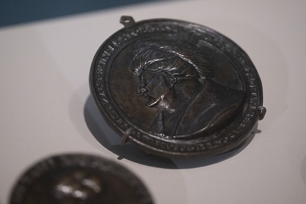 Foto - Fatih'in Londra'da sergilenen portresindeki önemli detay! O tablonun üzerinde bakın ne yazıyor