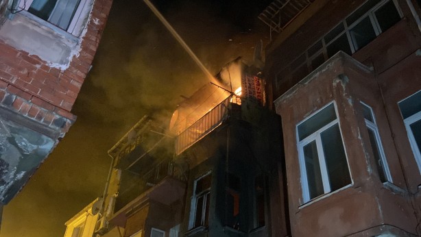 Foto - Fatih’te 3 katlı bina alev alev yandı: 1 kişi üçüncü kattan atlayarak kurtuldu