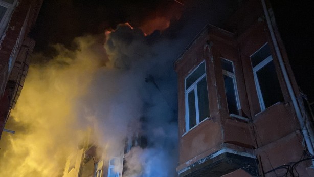 Foto - Fatih’te 3 katlı bina alev alev yandı: 1 kişi üçüncü kattan atlayarak kurtuldu