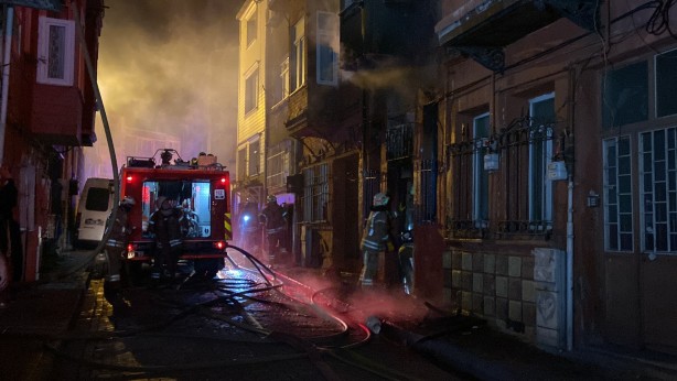 Foto - Fatih’te 3 katlı bina alev alev yandı: 1 kişi üçüncü kattan atlayarak kurtuldu