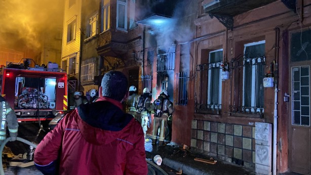 Foto - Fatih’te 3 katlı bina alev alev yandı: 1 kişi üçüncü kattan atlayarak kurtuldu