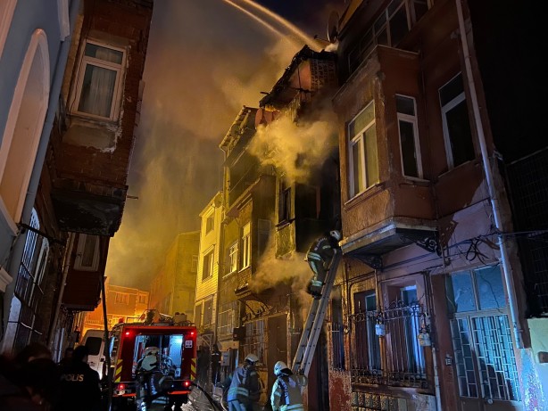 Foto - Fatih’te 3 katlı bina alev alev yandı: 1 kişi üçüncü kattan atlayarak kurtuldu
