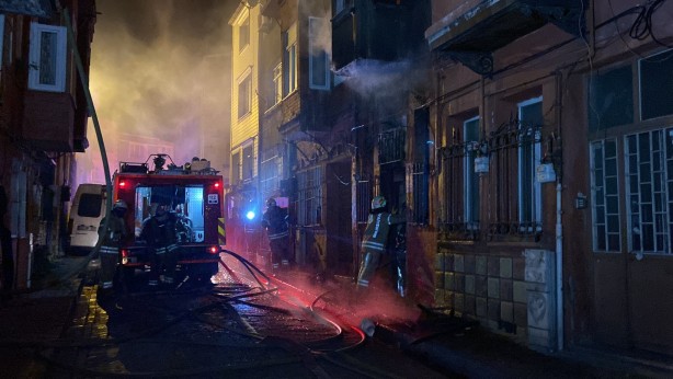 Foto - Fatih’te 3 katlı bina alev alev yandı: 1 kişi üçüncü kattan atlayarak kurtuldu