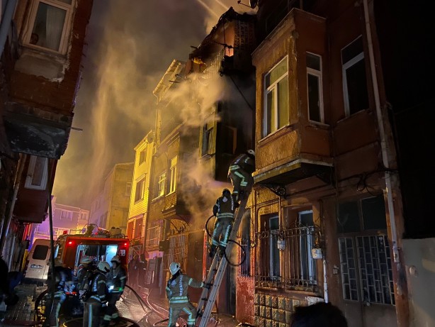 Foto - Fatih’te 3 katlı bina alev alev yandı: 1 kişi üçüncü kattan atlayarak kurtuldu