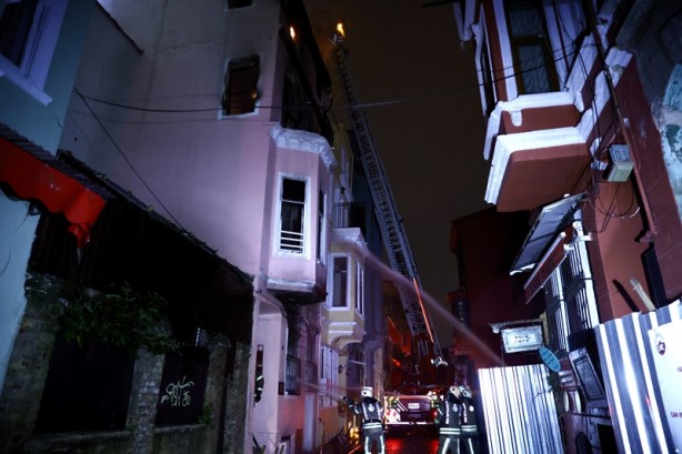Foto - Fatih'te 4 katlı metruk binada çıkan yangın söndürüldü