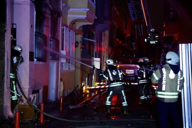 Fatih'te 4 katlı metruk binada çıkan yangın söndürüldü