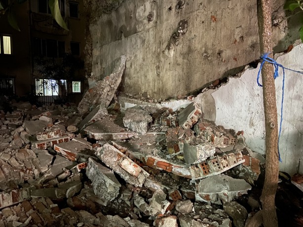 Foto - Fatih’te binaların arasında kalan tarihi yapının istinat duvarı çöktü