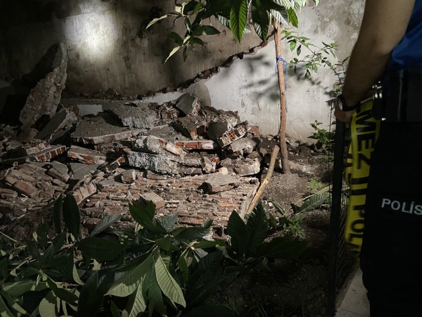 Fatih’te binaların arasında kalan tarihi yapının istinat duvarı çöktü