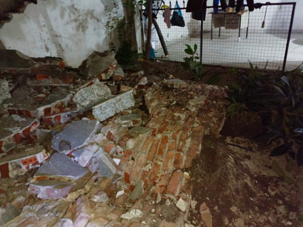 Foto - Fatih’te binaların arasında kalan tarihi yapının istinat duvarı çöktü