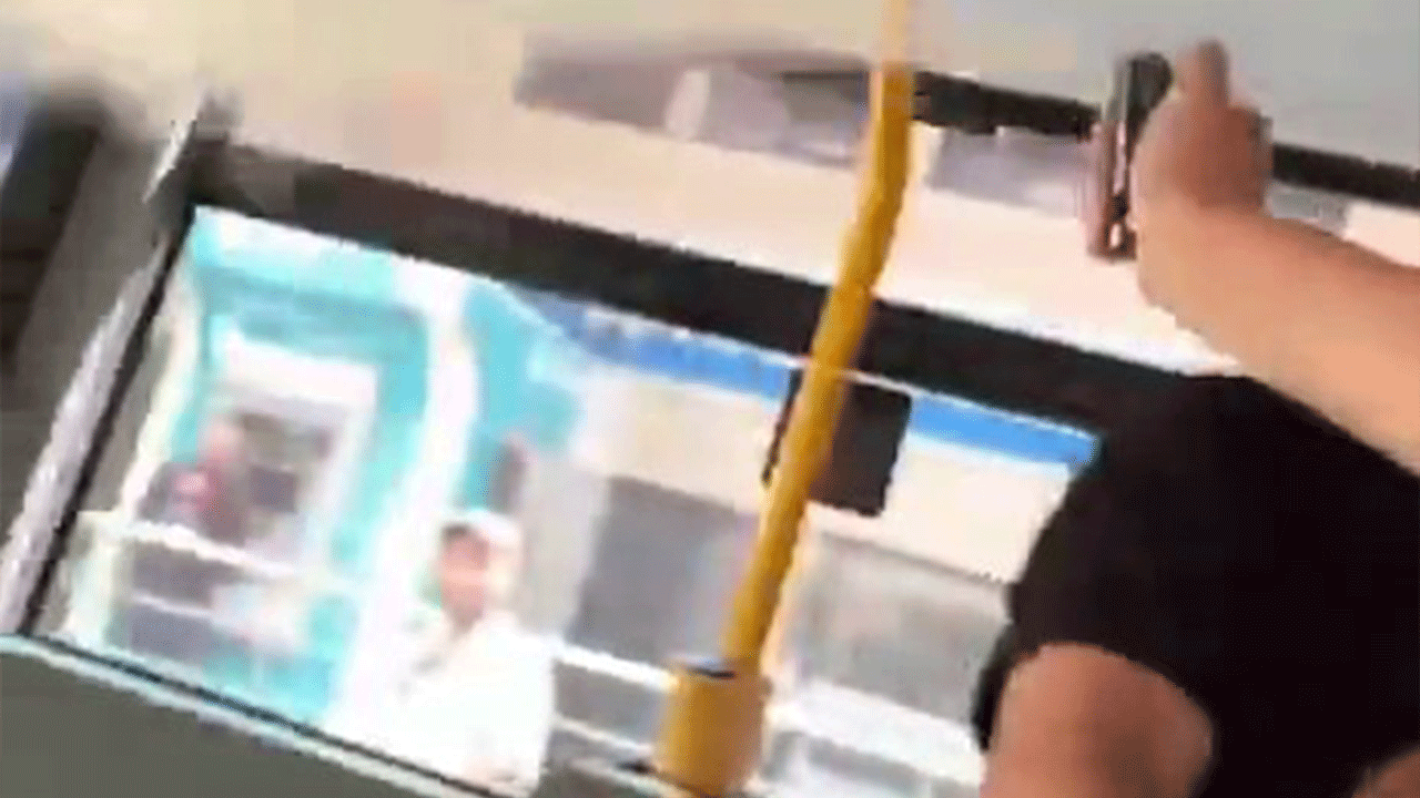 Foto - Fatih'te İETT otobüsünde tartışma büyüdü! Polis biber gazıyla müdahale etti