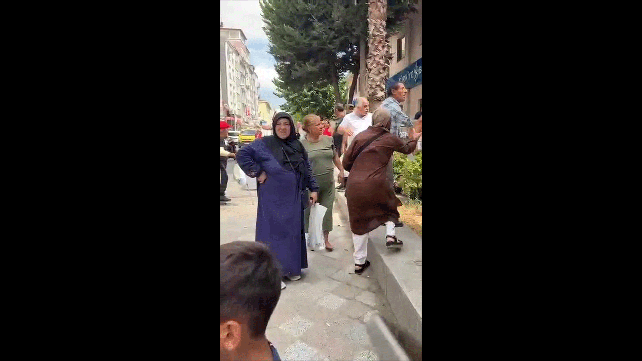 Foto - Fatih'te İETT otobüsünde tartışma büyüdü! Polis biber gazıyla müdahale etti