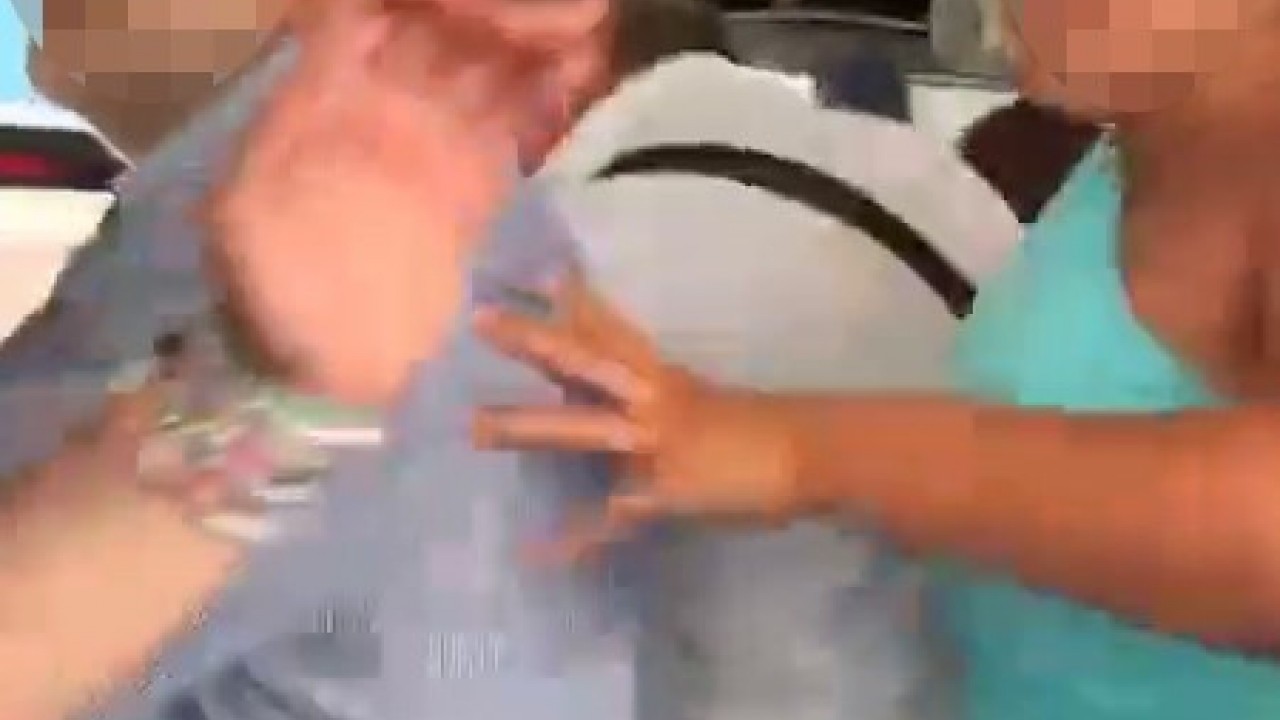 Foto - Fatih'te İETT otobüsünde tartışma büyüdü! Polis biber gazıyla müdahale etti