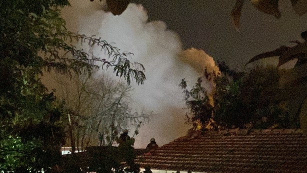 Fatih’te korkutan yangın: Tek katlı ahşap baraka alev alev yandı