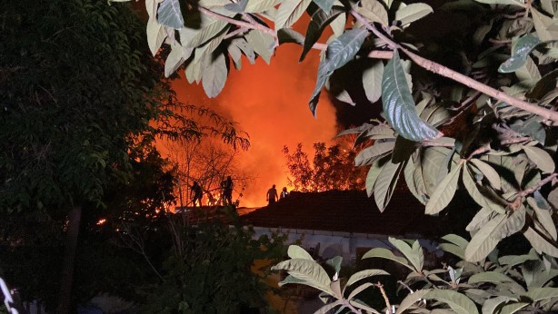 Foto - Fatih’te korkutan yangın: Tek katlı ahşap baraka alev alev yandı