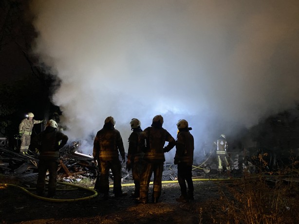 Foto - Fatih’te korkutan yangın: Tek katlı ahşap baraka alev alev yandı