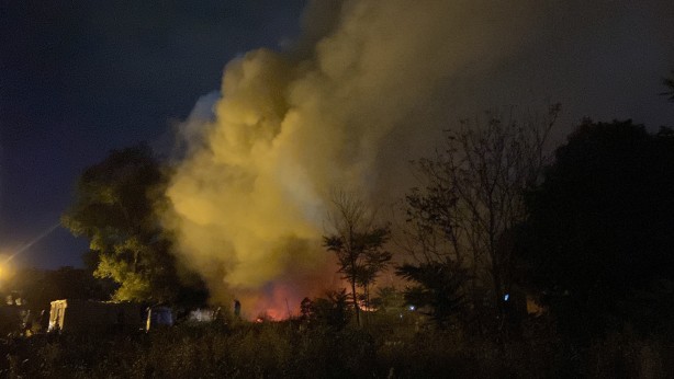 Foto - Fatih’te korkutan yangın: Tek katlı ahşap baraka alev alev yandı