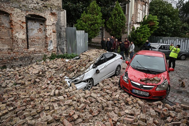 Fatih'te metruk bina çöktü! 2 otomobil kullanılamaz hale geldi! İşte o görüntüler
