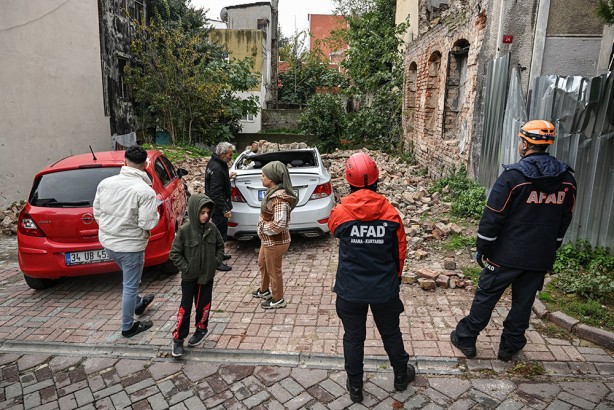 Foto - Fatih'te metruk bina çöktü! 2 otomobil kullanılamaz hale geldi! İşte o görüntüler