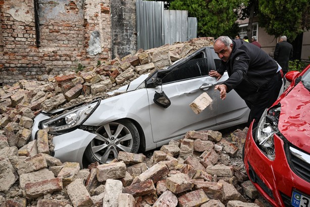 Foto - Fatih'te metruk bina çöktü! 2 otomobil kullanılamaz hale geldi! İşte o görüntüler