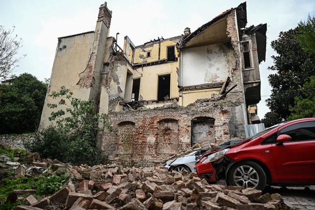 Foto - Fatih'te metruk bina çöktü! 2 otomobil kullanılamaz hale geldi! İşte o görüntüler