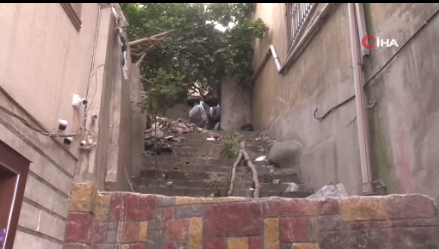 Foto - Fatih'te metruk binada evsizler ihbar etti! Çöplerin altından fışkırdı