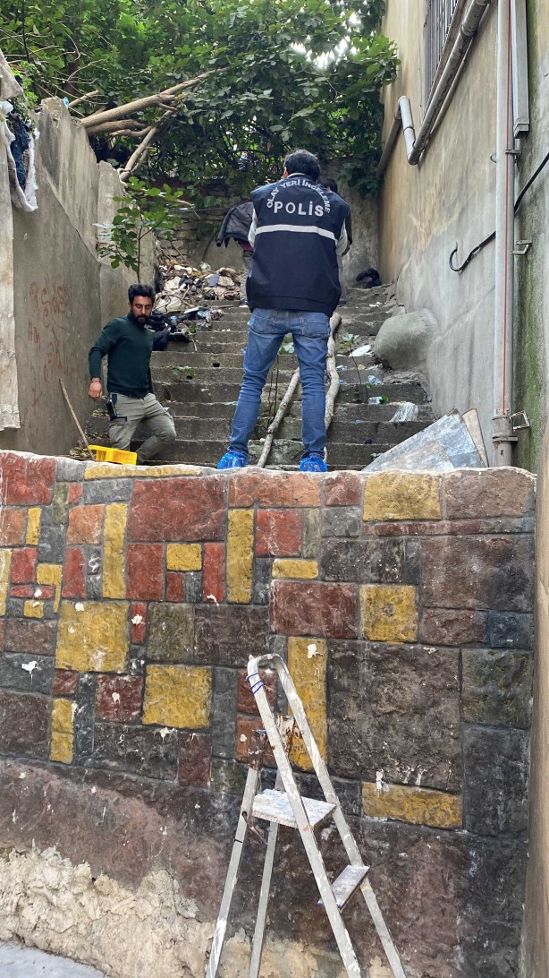 Fatih'te metruk binada evsizler ihbar etti! Çöplerin altından fışkırdı