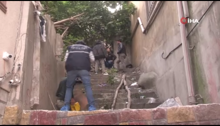 Foto - Fatih'te metruk binada evsizler ihbar etti! Çöplerin altından fışkırdı