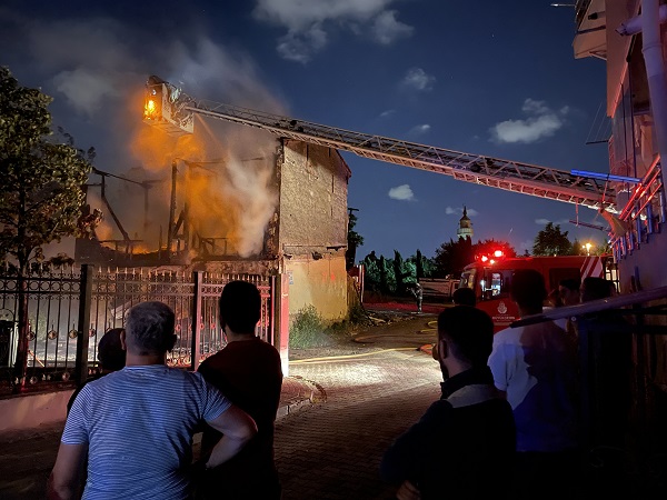 Foto - Fatih'te yandık! Bina küle döndü