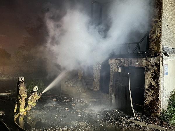 Foto - Fatih'te yandık! Bina küle döndü