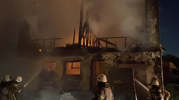 Foto - Fatih'te yandık! Bina küle döndü