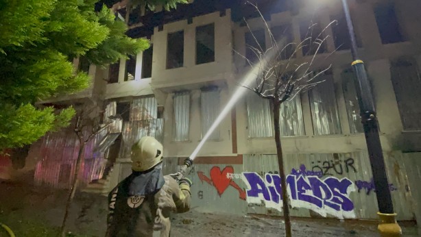Foto - Fatih'teki tarihi bina alevlere teslim oldu