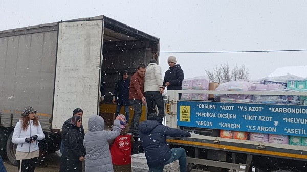 Foto - Fatma Teyze'den duygulandıran yardım! Bir elinde baston bir elinde ördüğü patikler