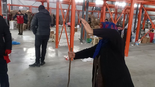 Foto - Fatma Teyze'den duygulandıran yardım! Bir elinde baston bir elinde ördüğü patikler