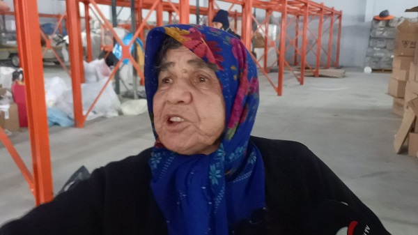 Foto - Fatma Teyze'den duygulandıran yardım! Bir elinde baston bir elinde ördüğü patikler