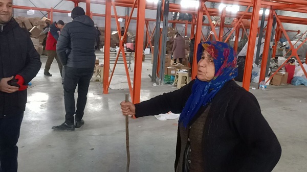 Fatma Teyze'den duygulandıran yardım! Bir elinde baston bir elinde ördüğü patikler