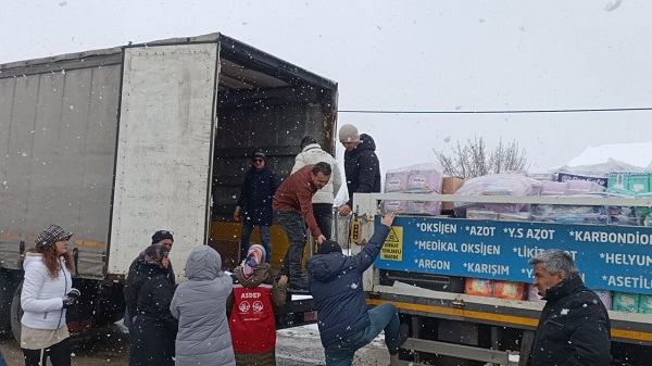 Foto - Fatma Teyze'den duygulandıran yardım! Bir elinde baston bir elinde ördüğü patikler