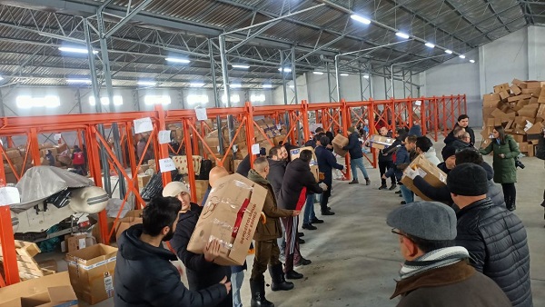 Foto - Fatma Teyze'den duygulandıran yardım! Bir elinde baston bir elinde ördüğü patikler