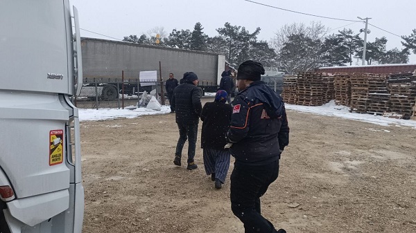 Foto - Fatma Teyze'den duygulandıran yardım! Bir elinde baston bir elinde ördüğü patikler