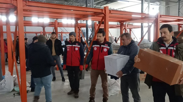 Foto - Fatma Teyze'den duygulandıran yardım! Bir elinde baston bir elinde ördüğü patikler