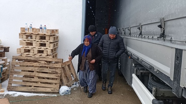 Foto - Fatma Teyze'den duygulandıran yardım! Bir elinde baston bir elinde ördüğü patikler