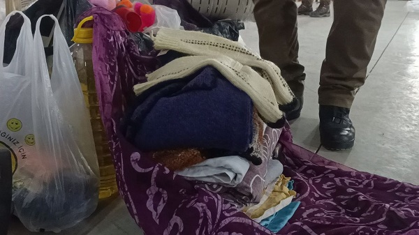 Foto - Fatma Teyze'den duygulandıran yardım! Bir elinde baston bir elinde ördüğü patikler