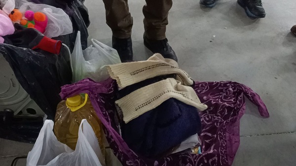 Foto - Fatma Teyze'den duygulandıran yardım! Bir elinde baston bir elinde ördüğü patikler