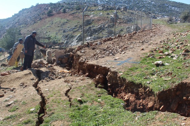 Foto - Fay hattında oluşan yarıklar dehşete düşürdü!