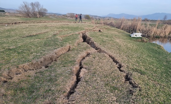Foto - Fay kırıkları görüntülendi! Deprem bölgesinden korkutan tablo