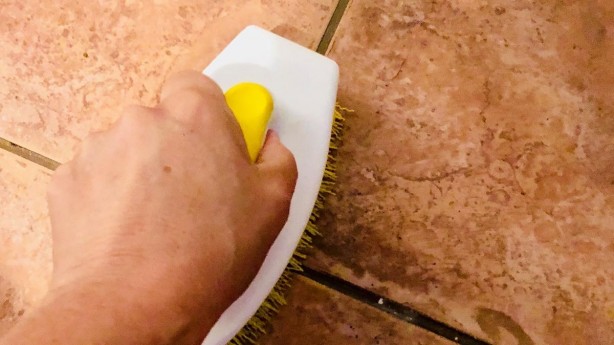 Fayans temizlemenin basit yolu! Derz aralarını tertemiz yapan karışım...