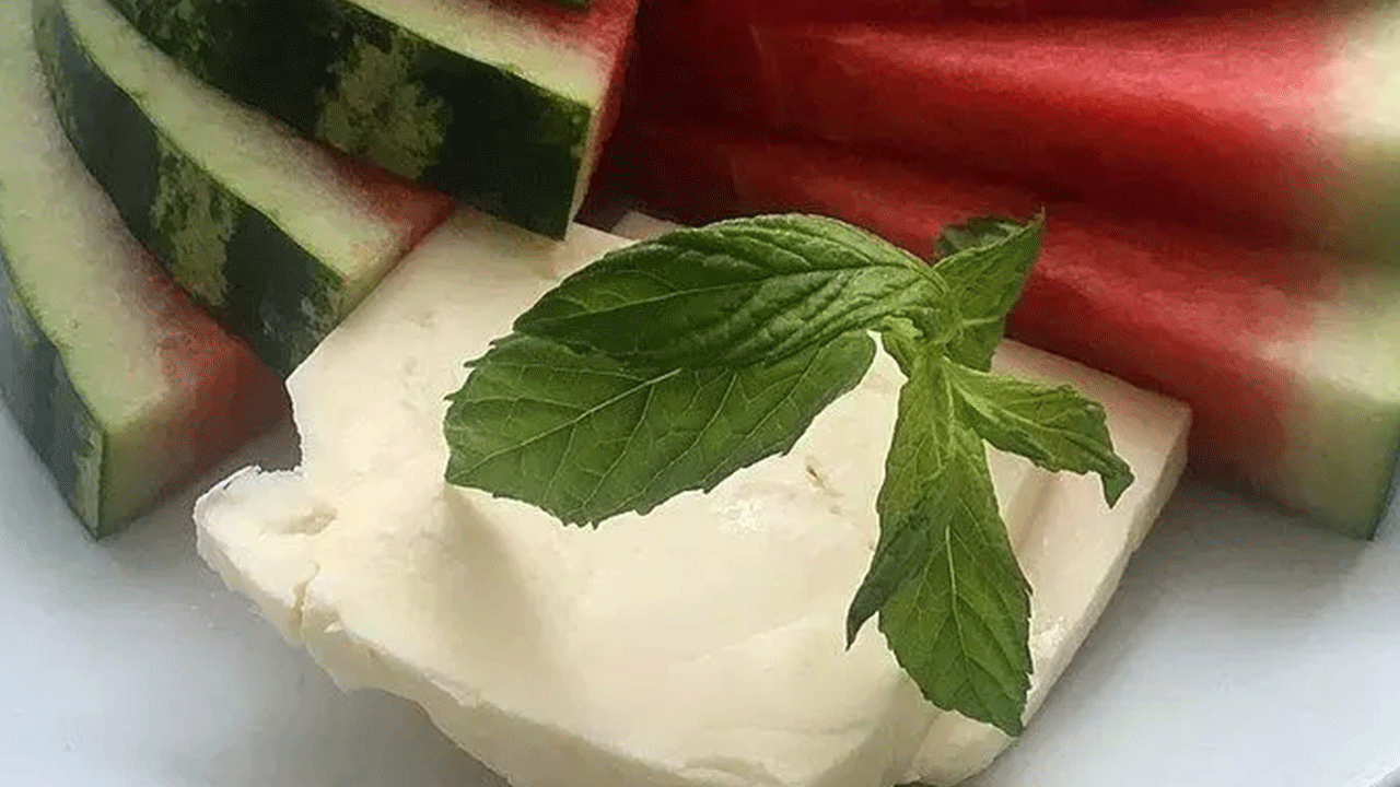 Foto - Faydaları saymakla bitmiyor: Karpuz ve peyniri birlikte tüketirseniz bakın ne oluyor!