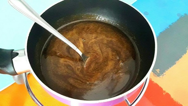 Foto - Faydaları saymakla bitmiyor! Pekmezin içine tereyağı ve karabiber koyup içerseniz... 