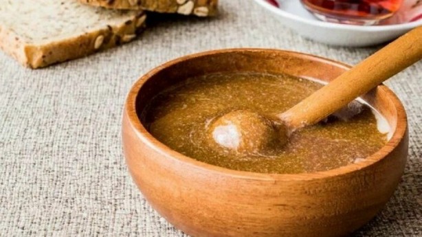 Foto - Faydaları saymakla bitmiyor! Pekmezin içine tereyağı ve karabiber koyup içerseniz... 