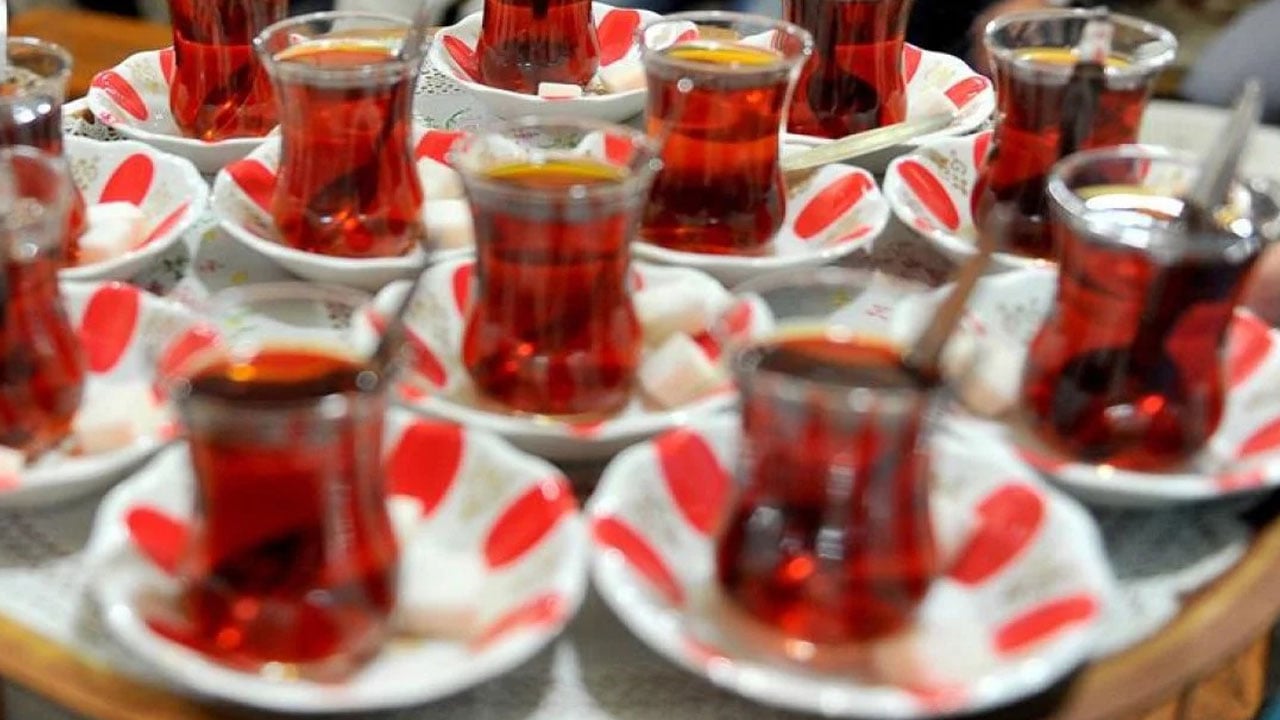 Faydalarına inanamayacaksınız! Demlikte kalan çayı sakın dökmeyin