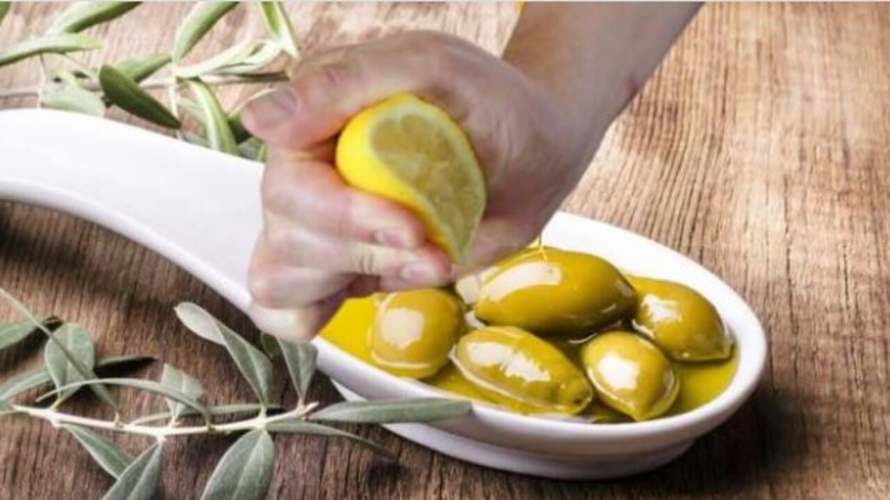 Faydasına çok şaşıracaksınız! Bir yemek kaşığı zeytinyağına iki damla limon sıkıp içince bakın ne oluyor
